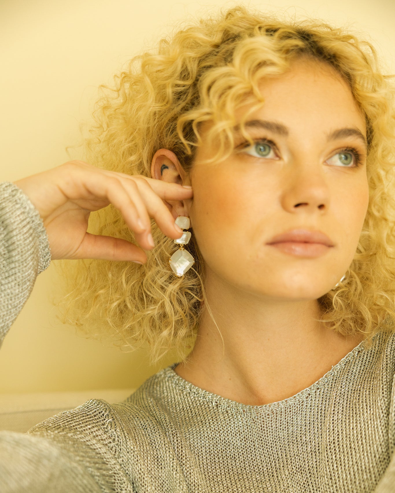 Apolo earrings with white mother-of-pearl