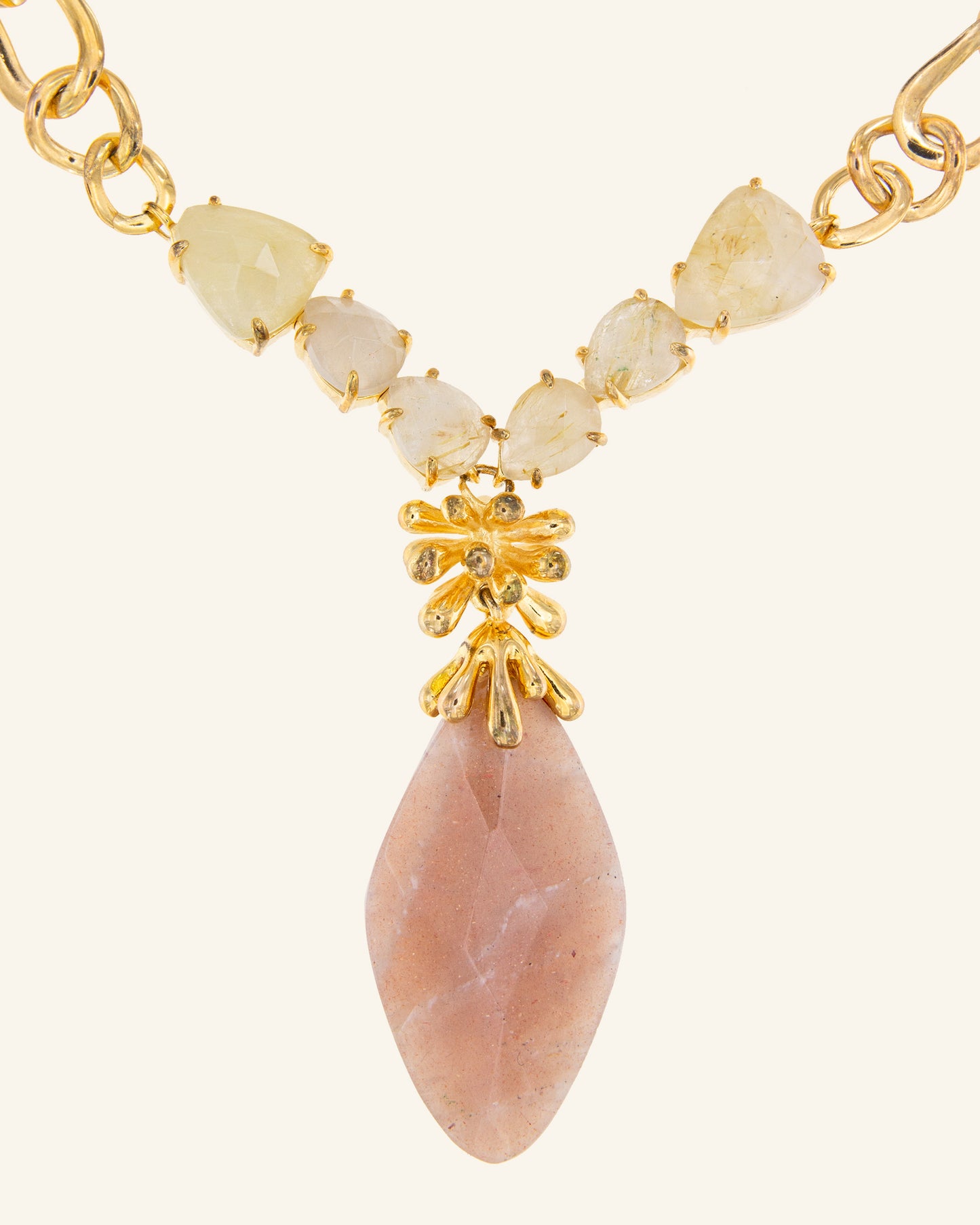 Collar Laamu con piedra de luna rosa y cuarzo rutilado