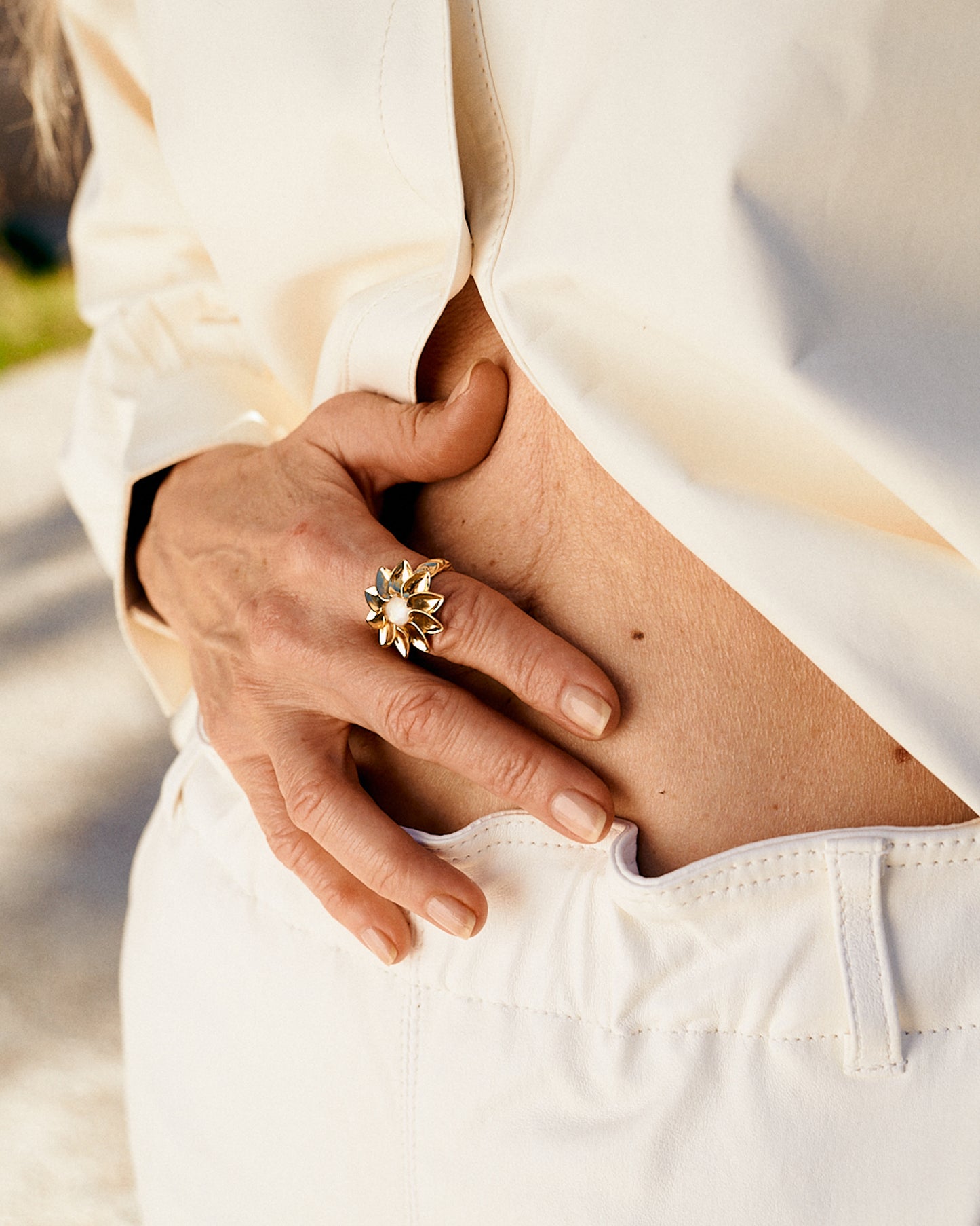 Mezzara Ring with White Mother of Pearl