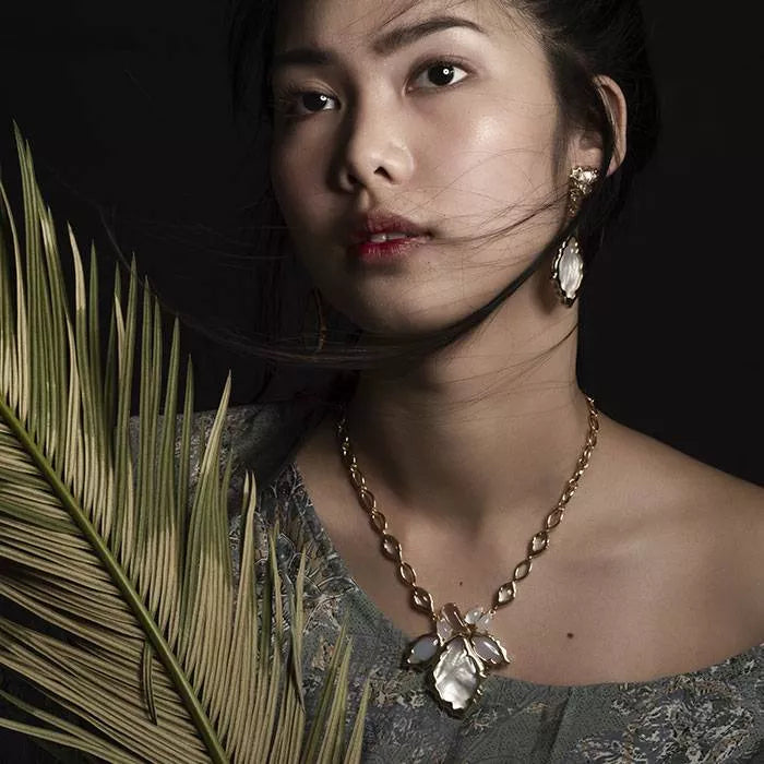 Borneo necklace with white mother of pearl and quartz