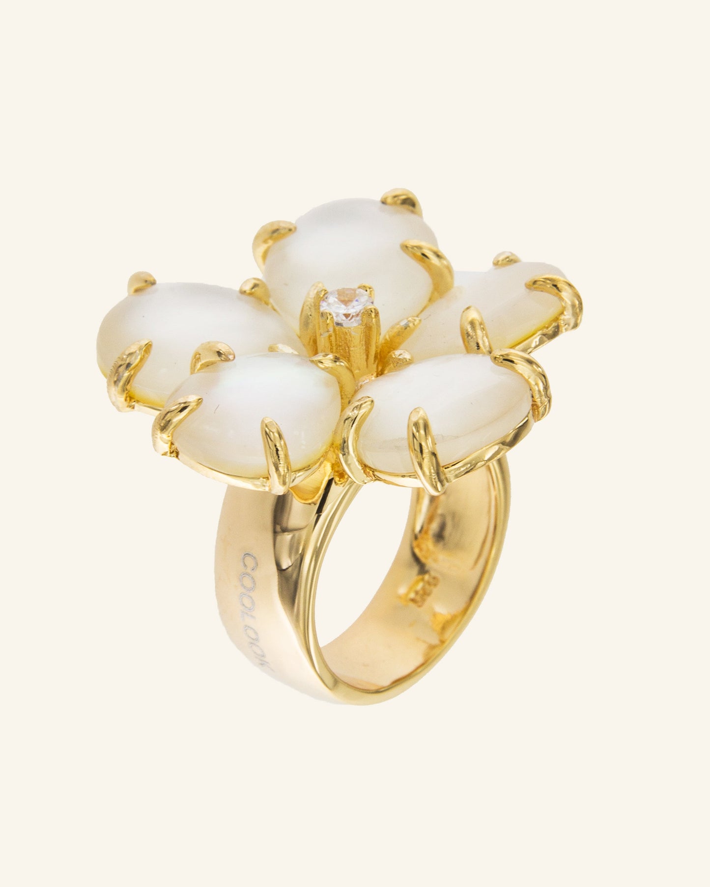 Anillo Hibiscus con madreperla blanca