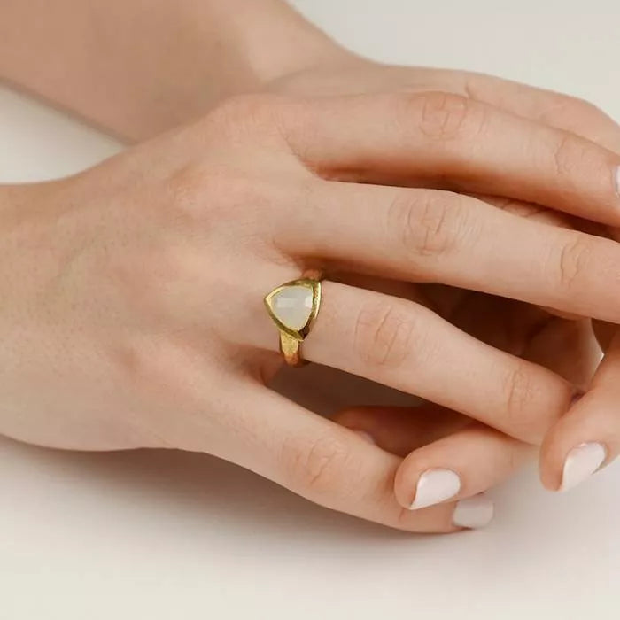 Anillo Pilum dorado con piedraluna