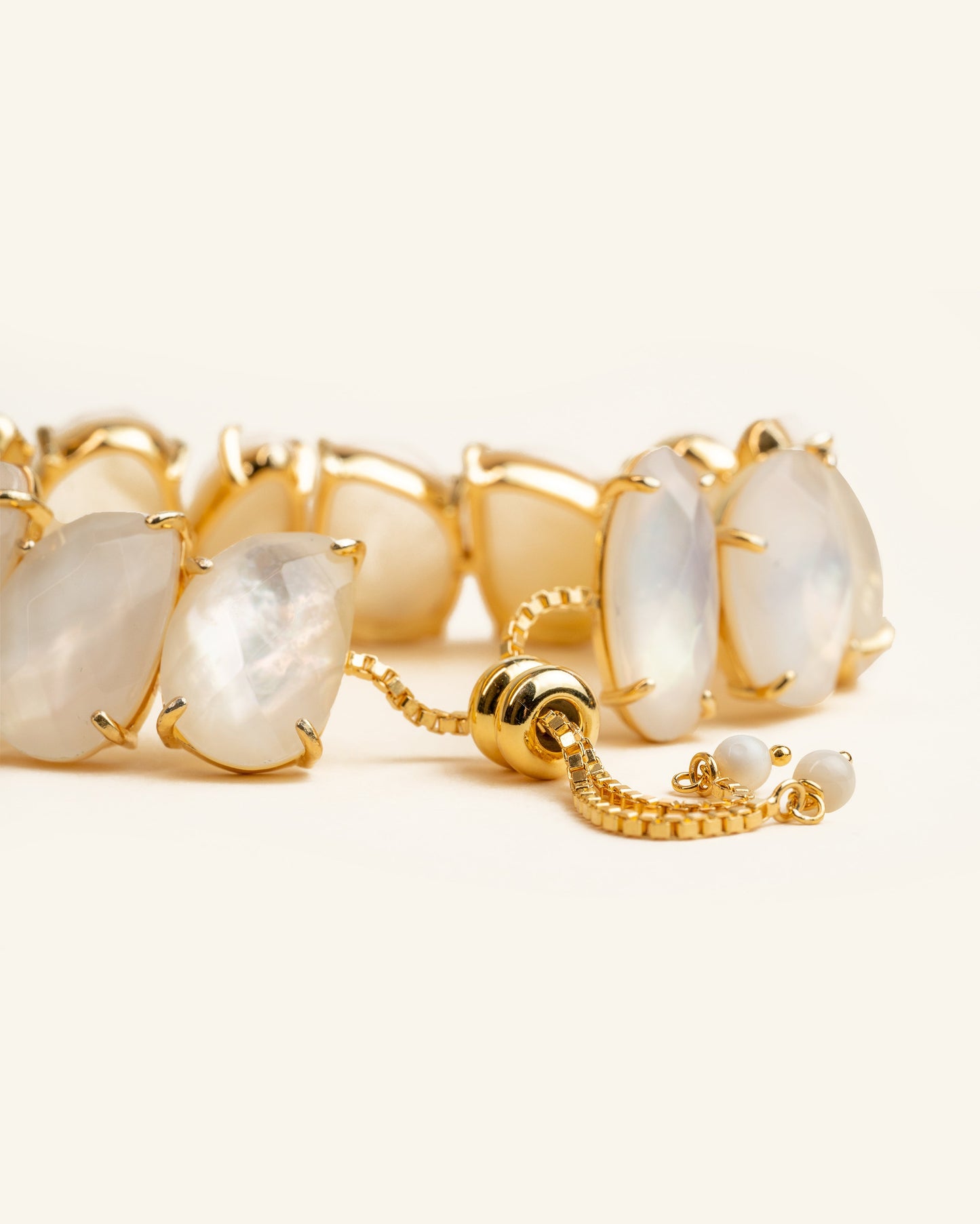 Brazalete Erebus Madreperla Blanca