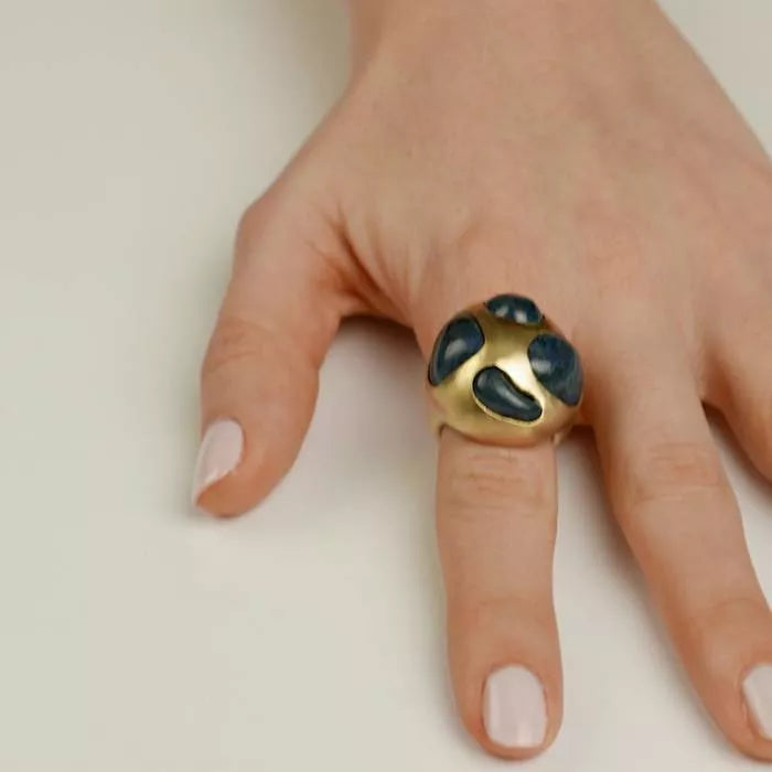 Uepi ring with dumortierite