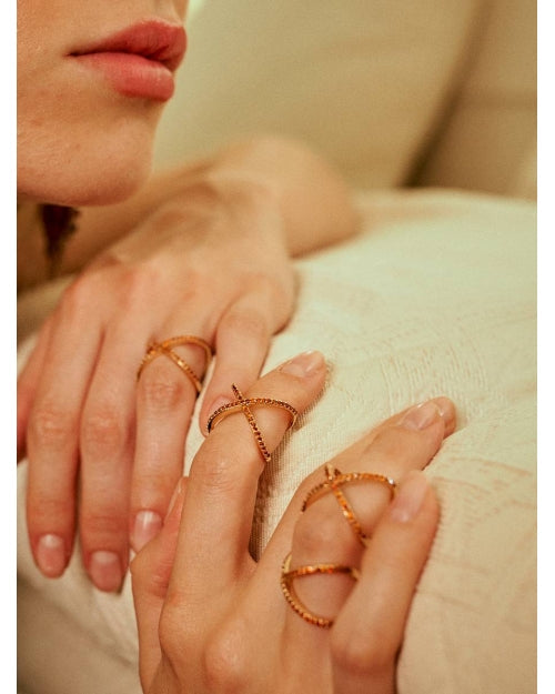 Anillo Lumen con circonitas granates