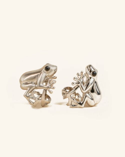 Shiny silver frog ring with onyx