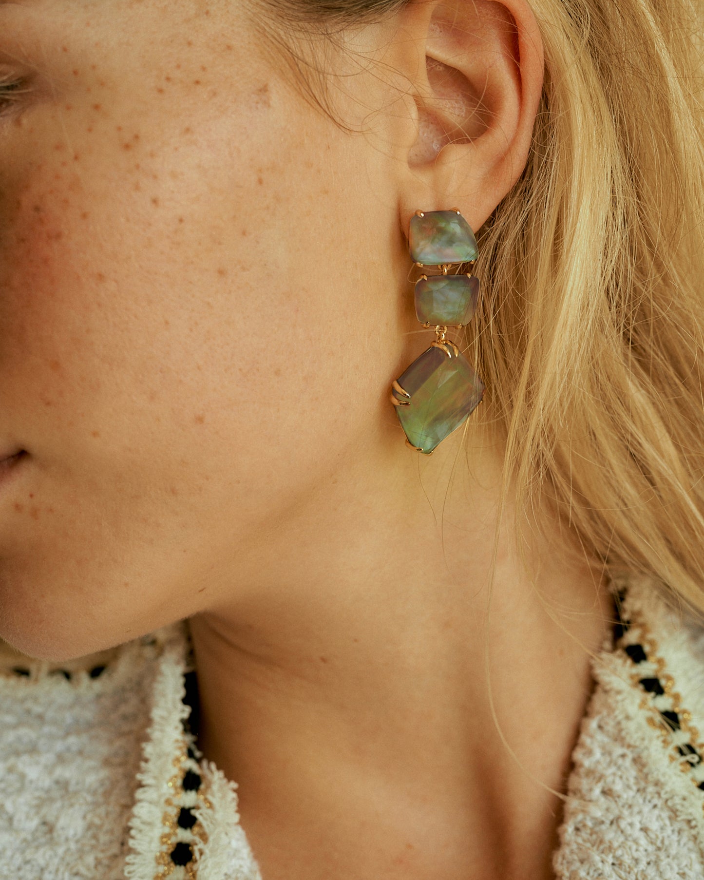 Apolo earrings with black mother-of-pearl and quartz