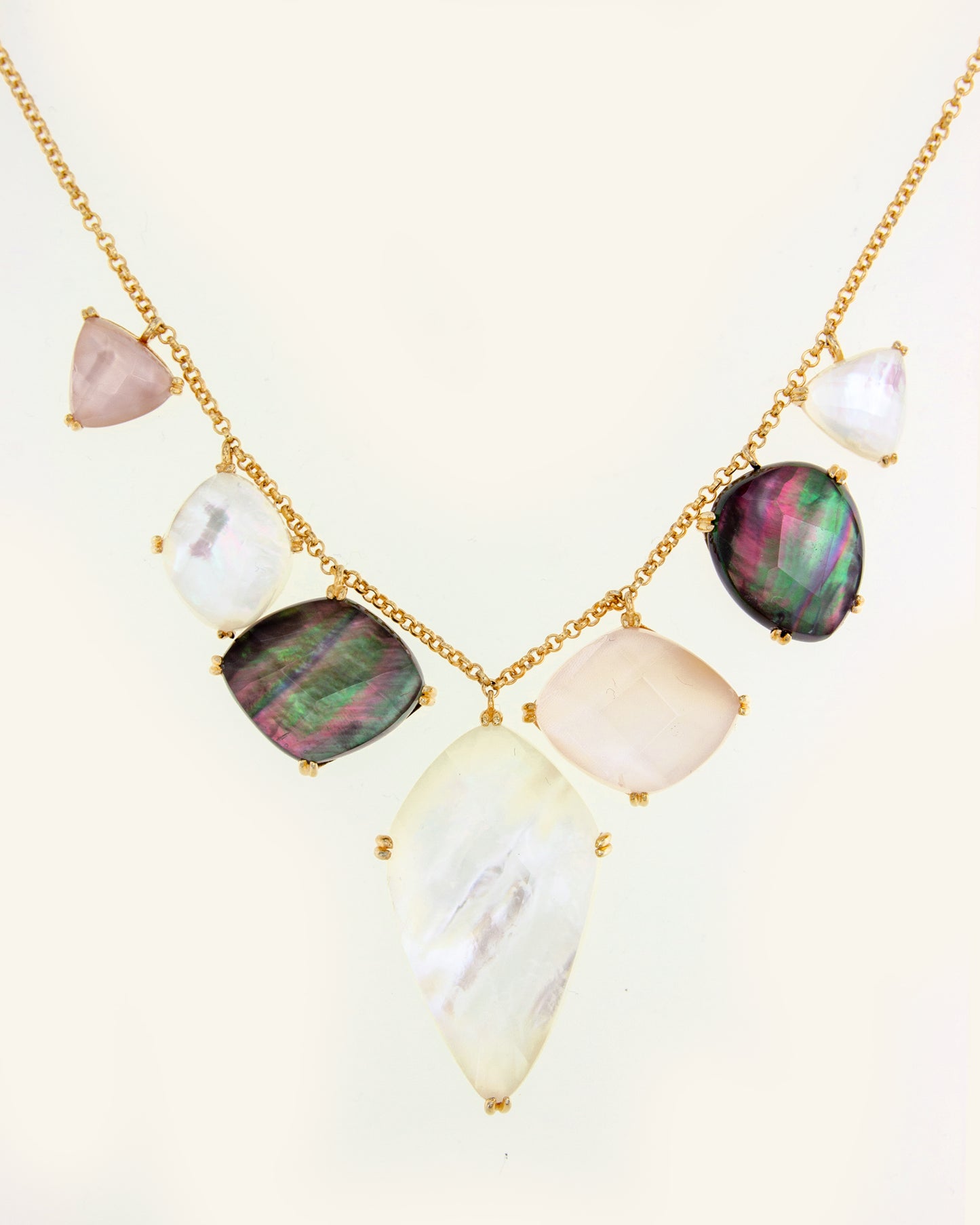 Ari necklace with tricolor mother of pearl and quartz