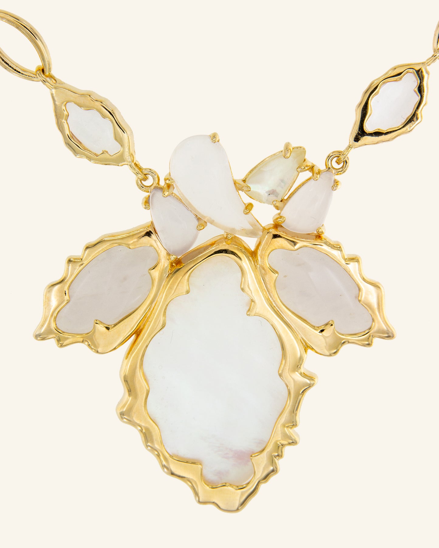 Borneo necklace with white mother of pearl and quartz