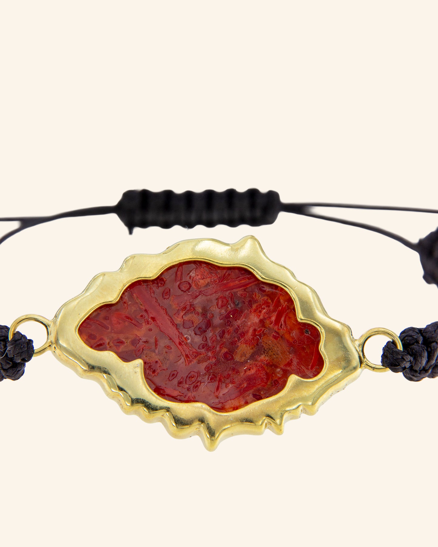 Pulsera Borneo coral cordón negro