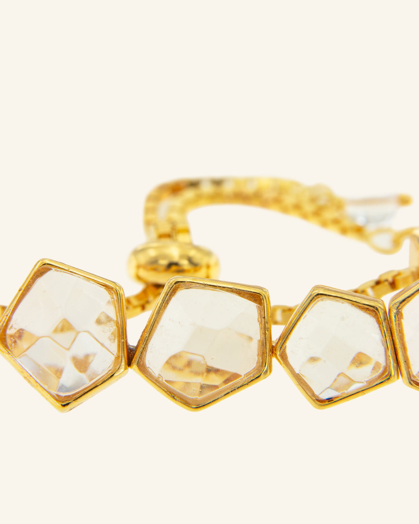 Pulsera Ross dorada con cuarzo incoloro y cuarzo herkimer