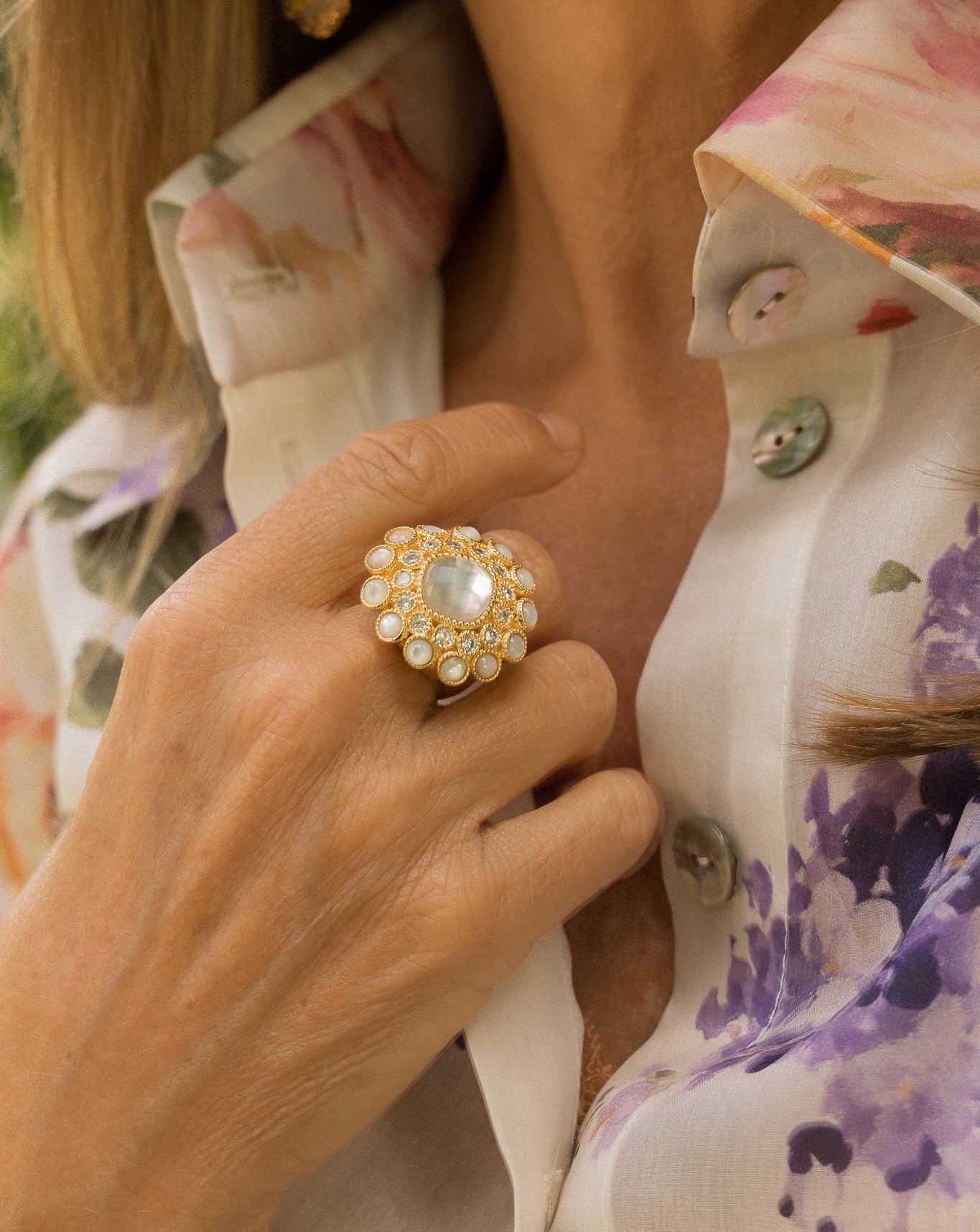 Anillo Génesis con madreperla blanca