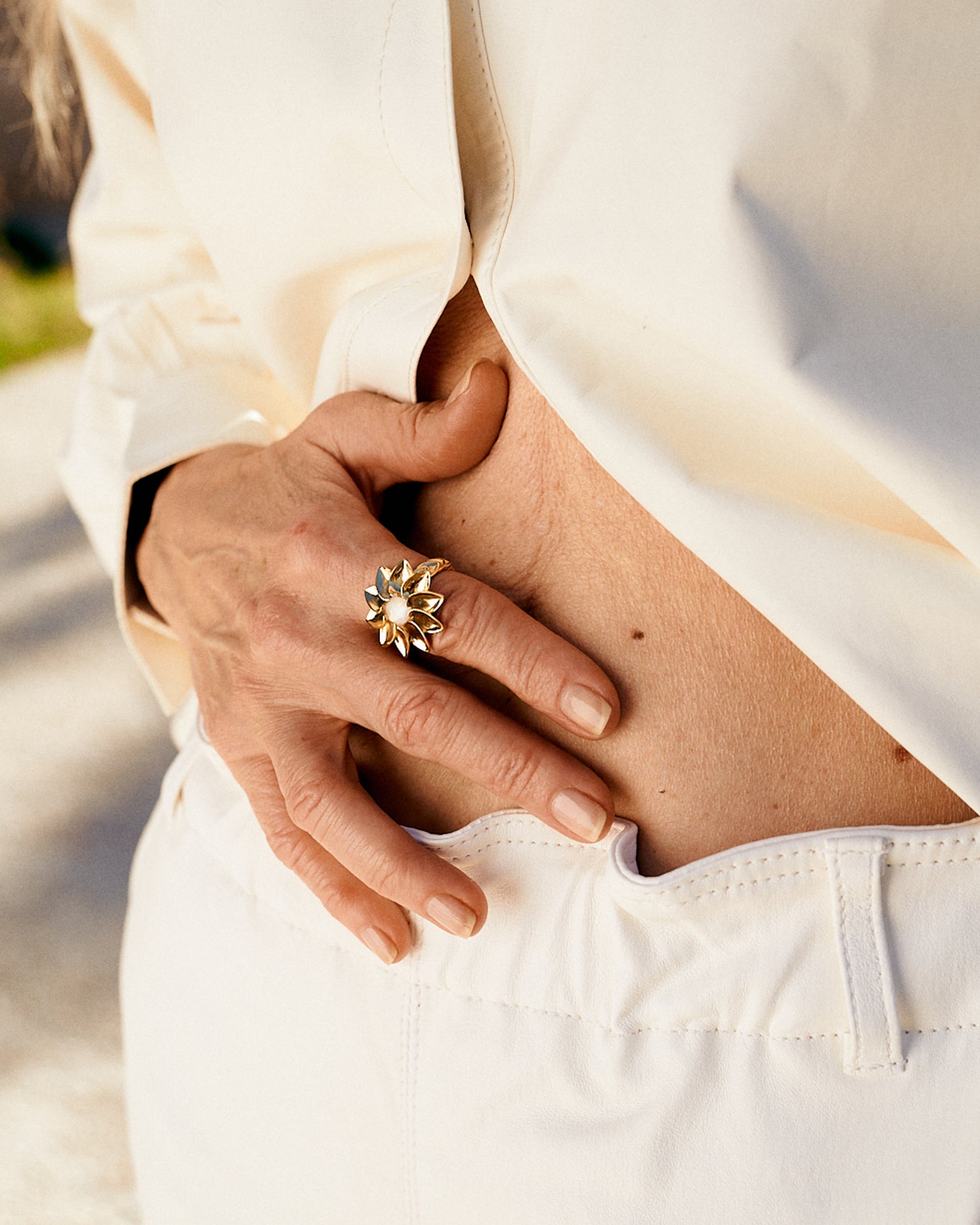 Mezzara Ring with White Mother of Pearl 