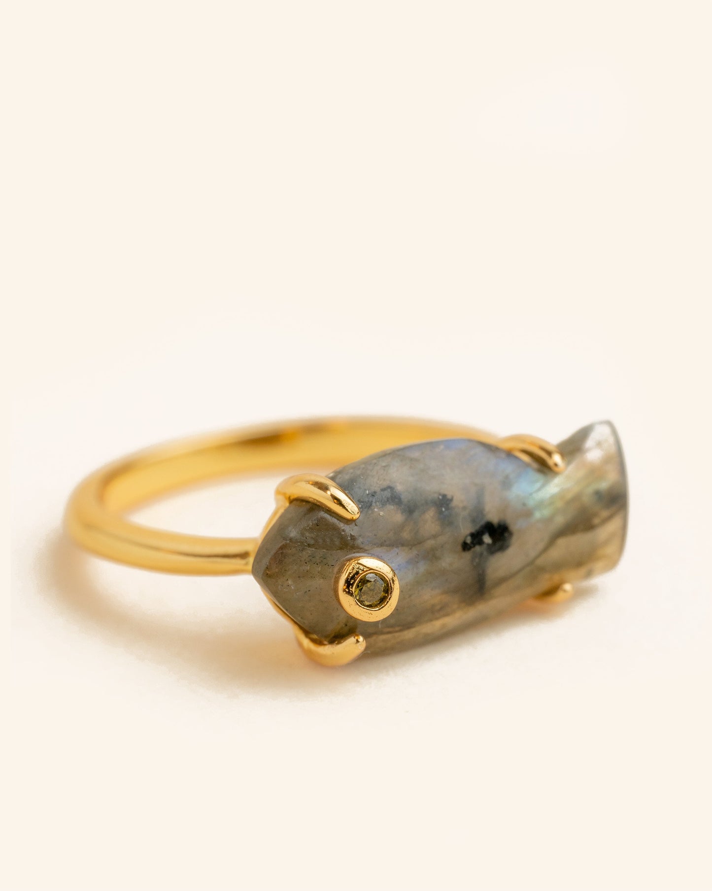 Marea ring with labradorite 