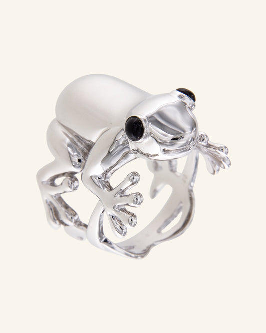 Shiny silver frog ring with onyx