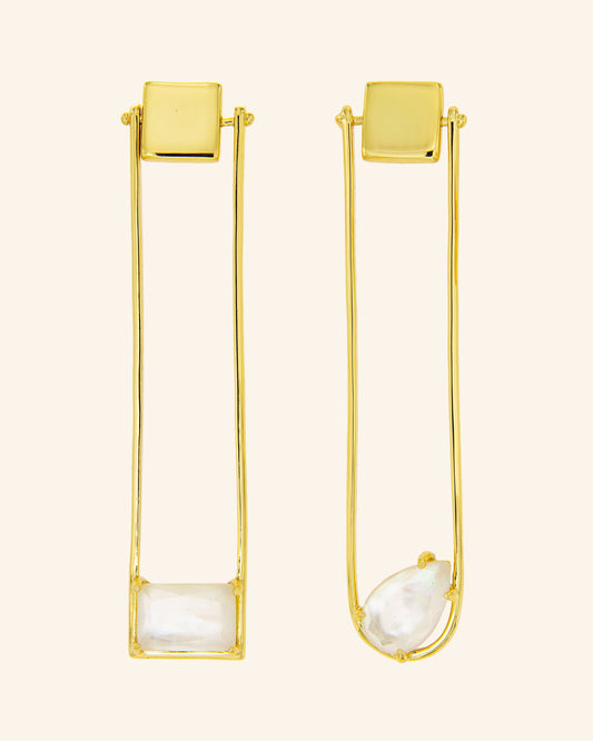 White mother-of-pearl Pygmalion earrings